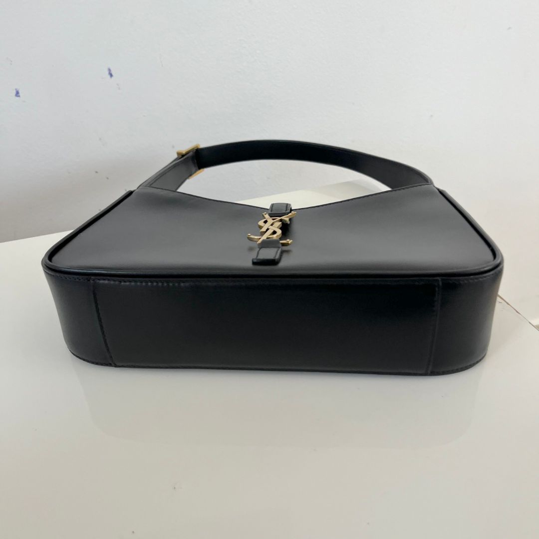 Saint Laurent Le 5 À 7 hobo black leather bag