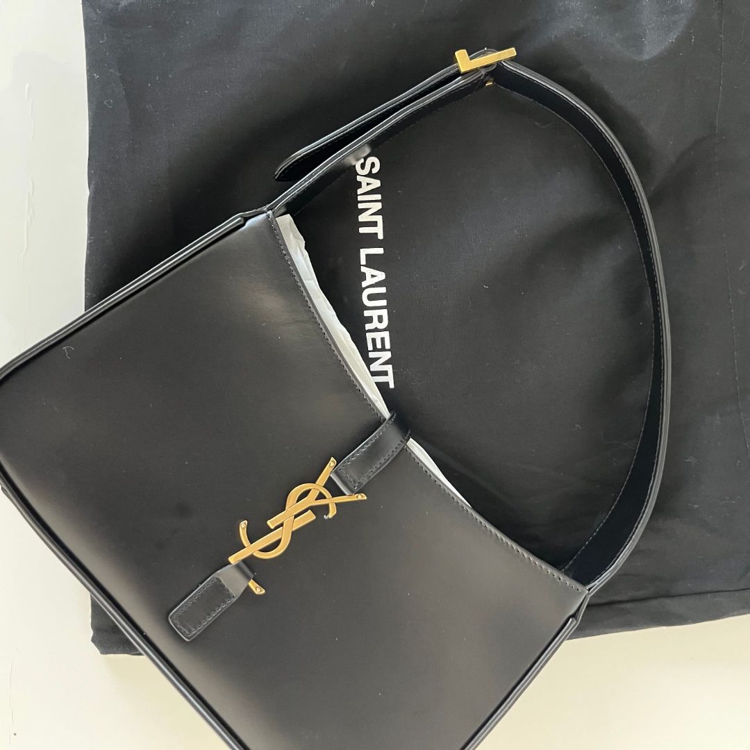 Saint Laurent Le 5 À 7 hobo black leather bag