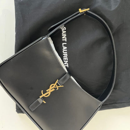 Saint Laurent Le 5 À 7 hobo black leather bag