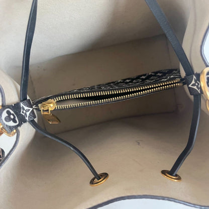 Louis Vuitton Monogram Giant Jungle NéoNoé Ivory bag