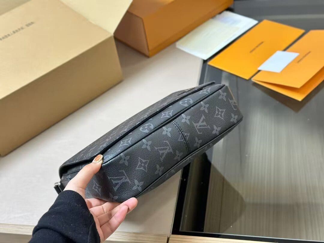 Louis Vuitton DISTRICT Small Messenger Bag M46255