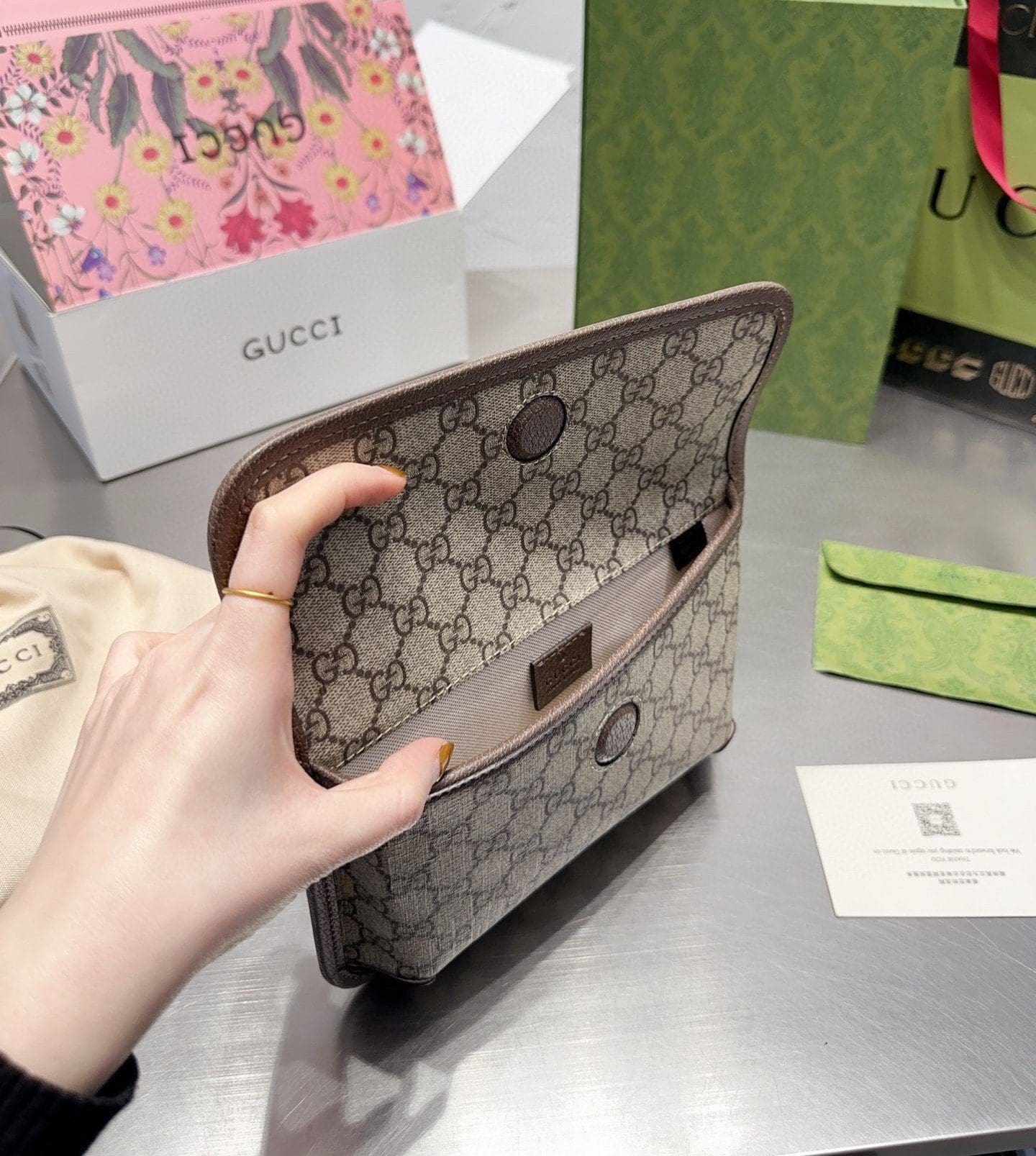 GUCCI NEO VINTAGE GG SUPREME BELT BAG