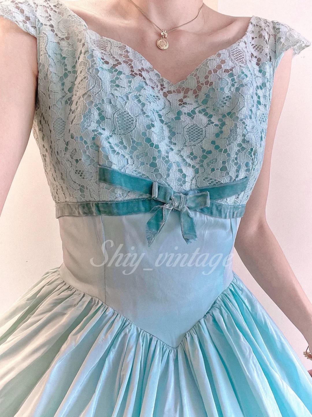 Vintage Ball Gown V Neck Lace Satin Prom Dress 16th Birthday Dress SH3861