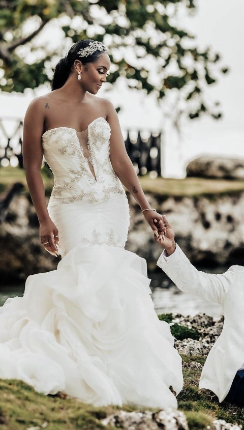 2025 New Mermaid Sweetheart Neck Rhinestone Tulle Long Sweep Wedding Dress SH2232