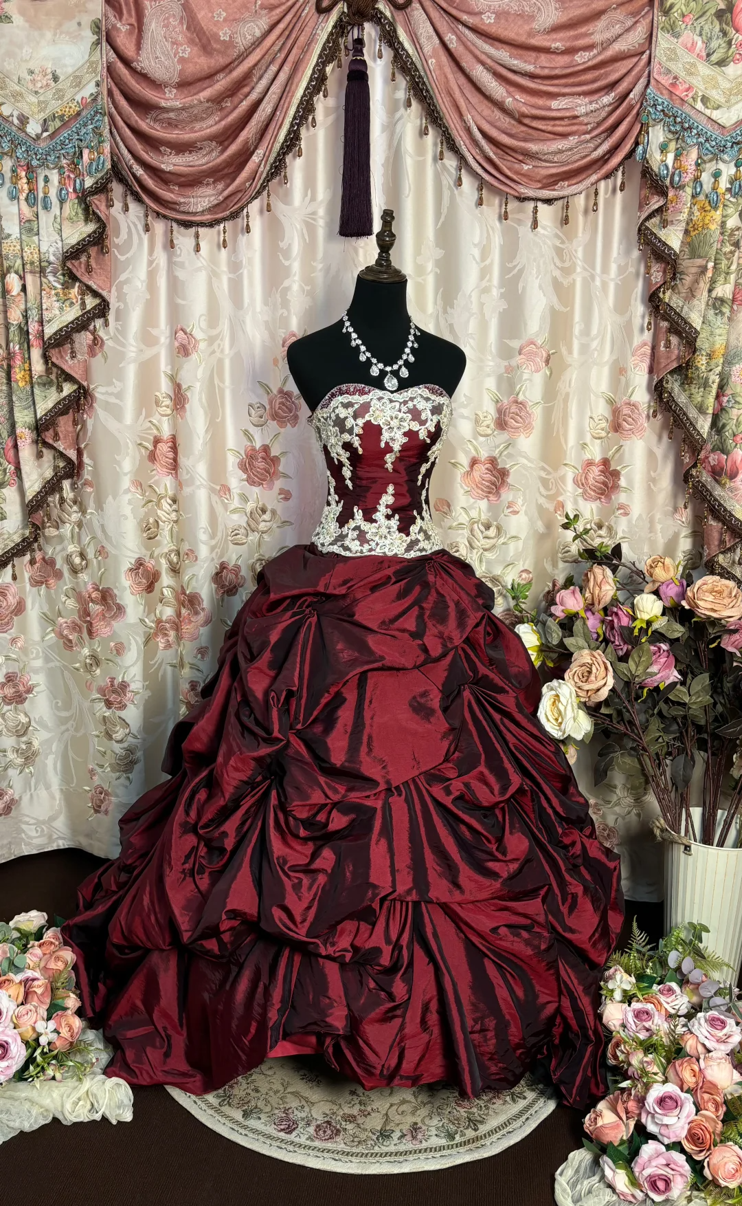 Vintage Burgundy Ball Gown Strapless Pleated White Lace Satin Long Prom Dress Evening Dress SH3732