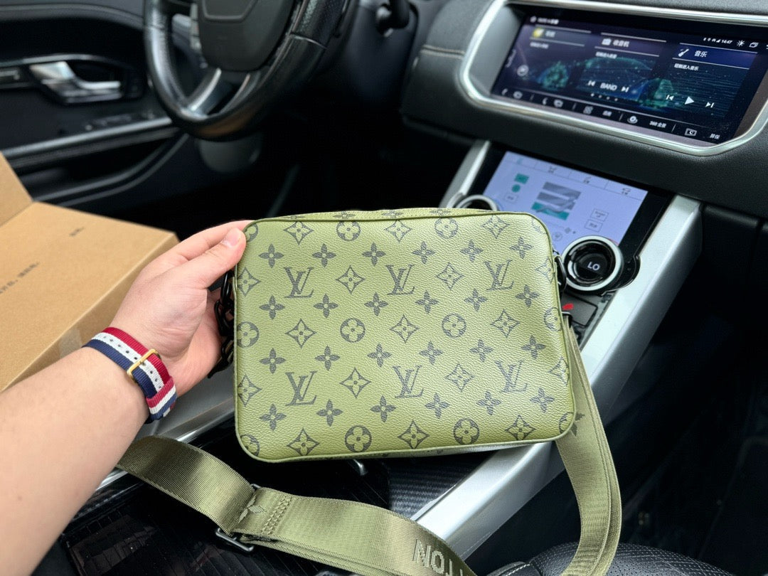 Louis Vuitton Trio Messenger M23783
