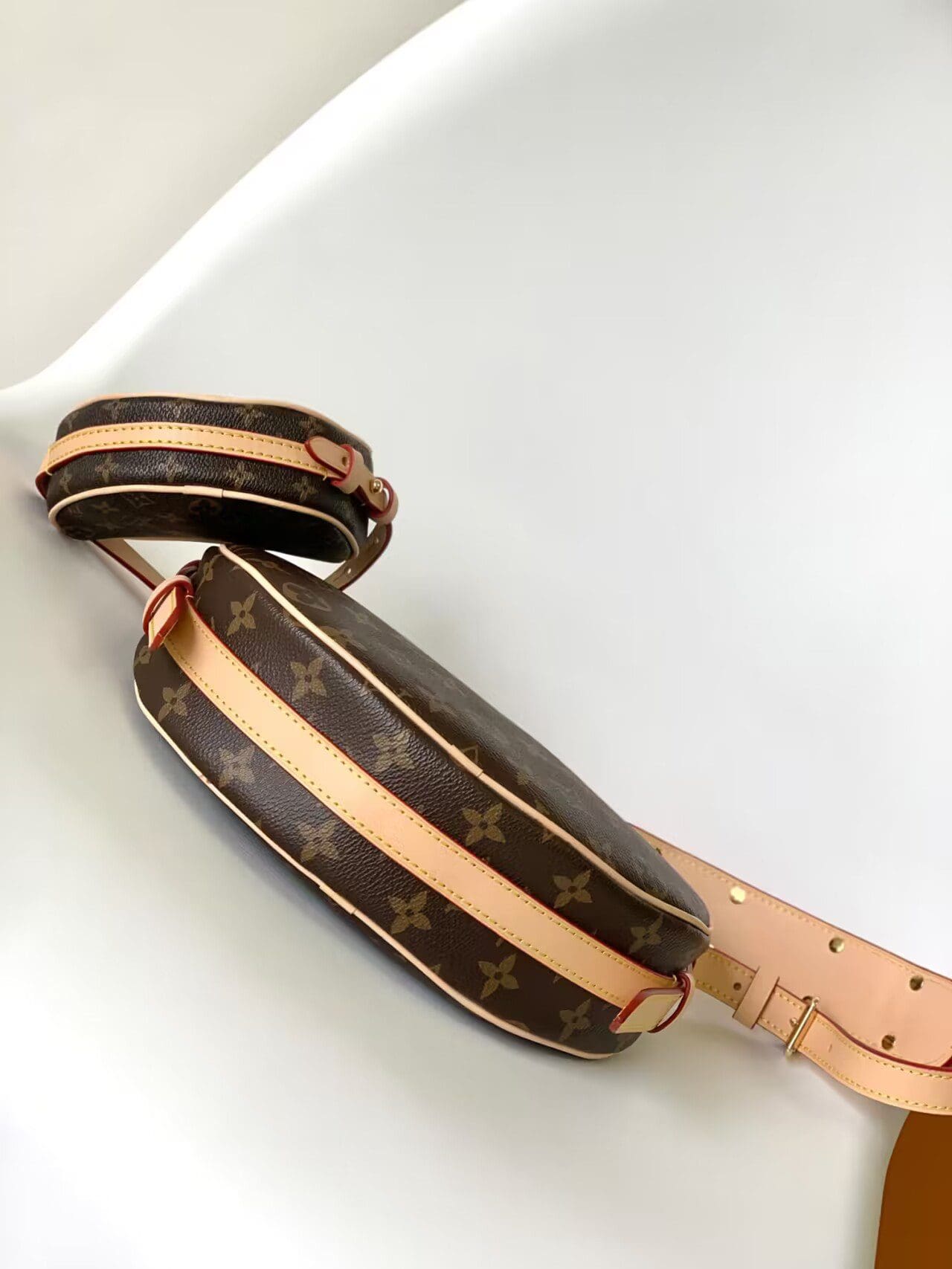 Louis Vuitton Croissant MM M46828