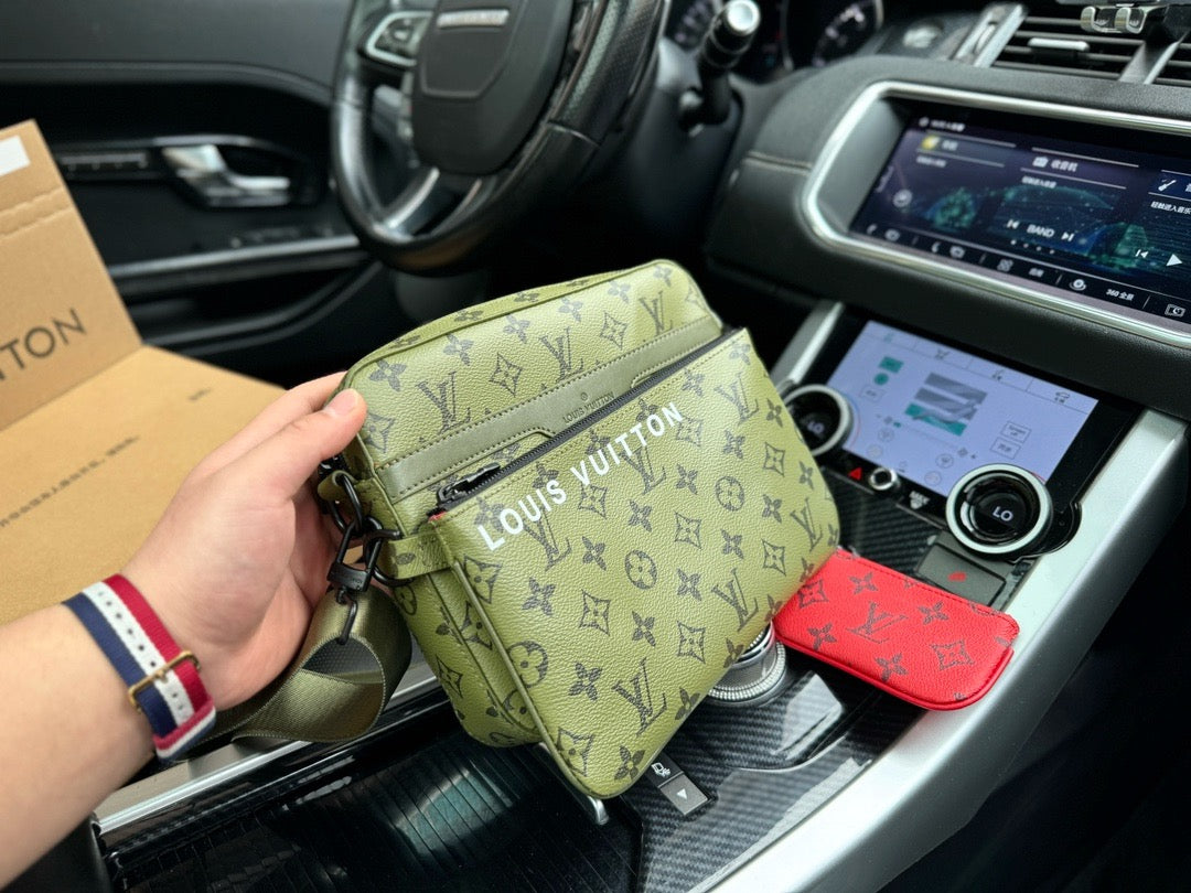 Louis Vuitton Trio Messenger M23783