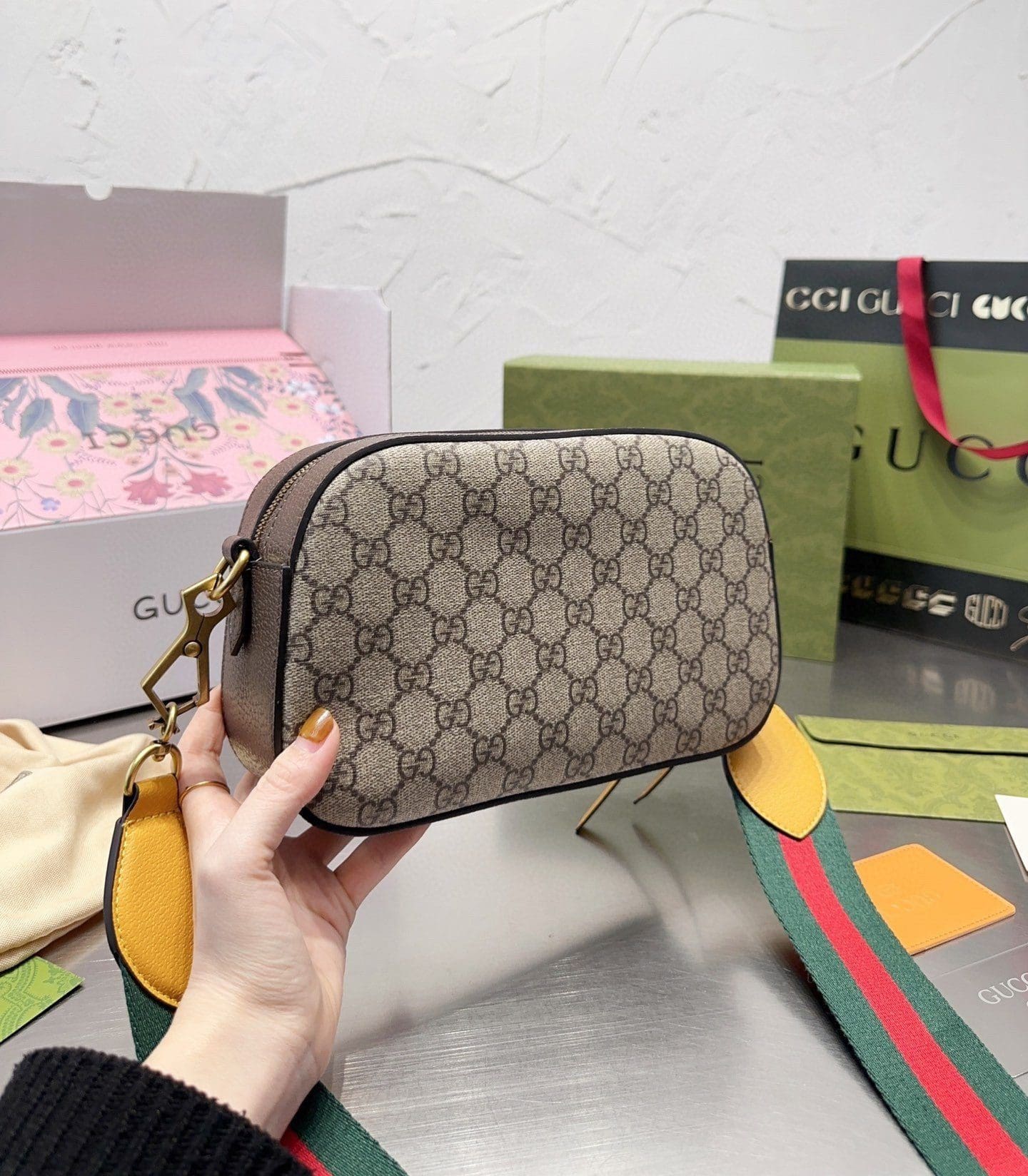 GUCCI NEO VINTAGE GG SUPREME MESSENGER BAG