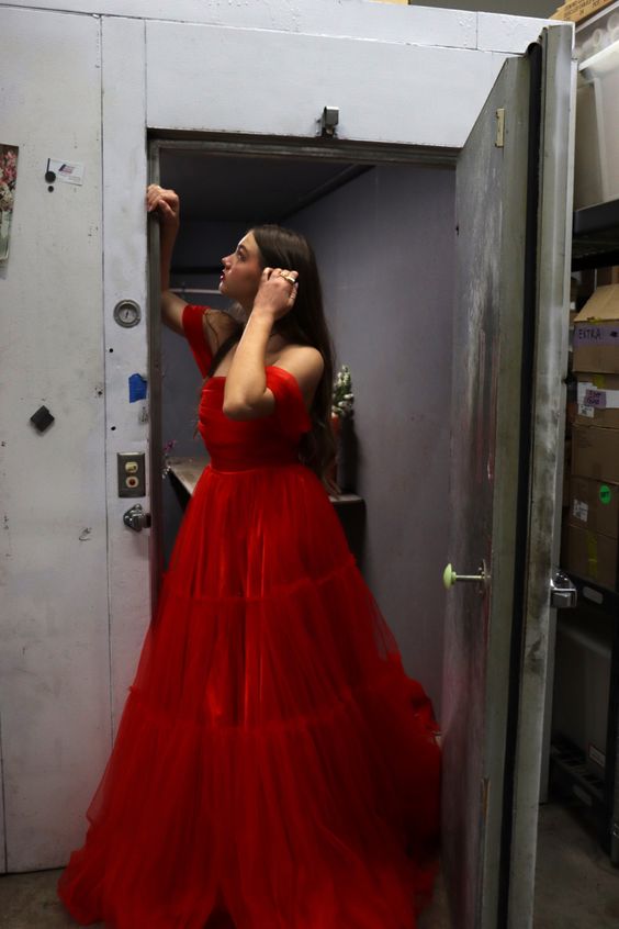 Ball Gown Tiered Burgundy Prom Dresses Off The Shoulder Formal Dress P1906