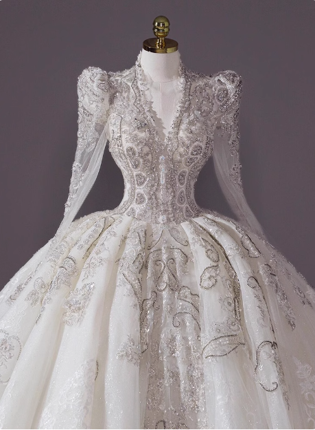 Long-sleeved V-neck French-style luxurious floor-length white wedding dress P2483