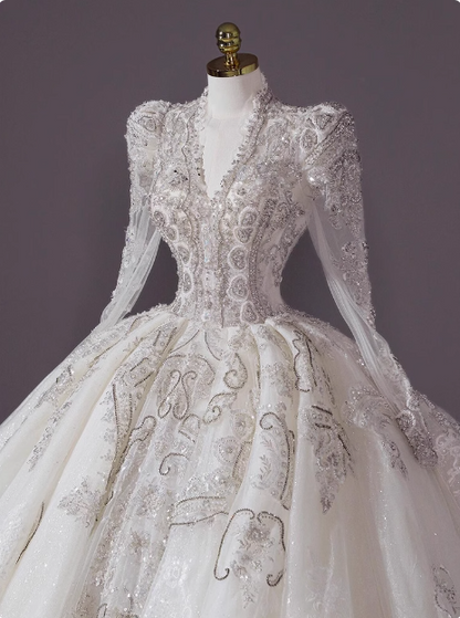 Long-sleeved V-neck French-style luxurious floor-length white wedding dress P2483