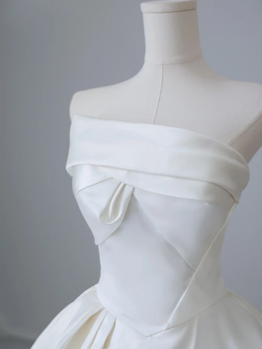 Simple and elegant strapless satin floor-length wedding dress P2500