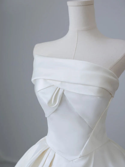 Simple and elegant strapless satin floor-length wedding dress P2500