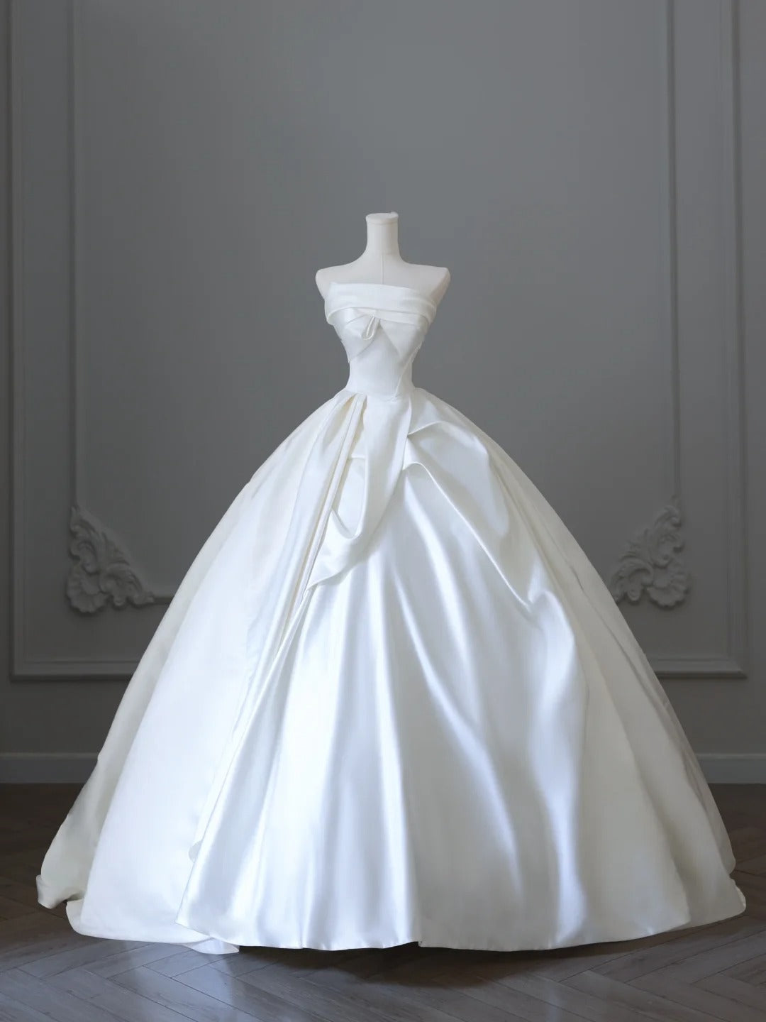 Simple and elegant strapless satin floor-length wedding dress P2500