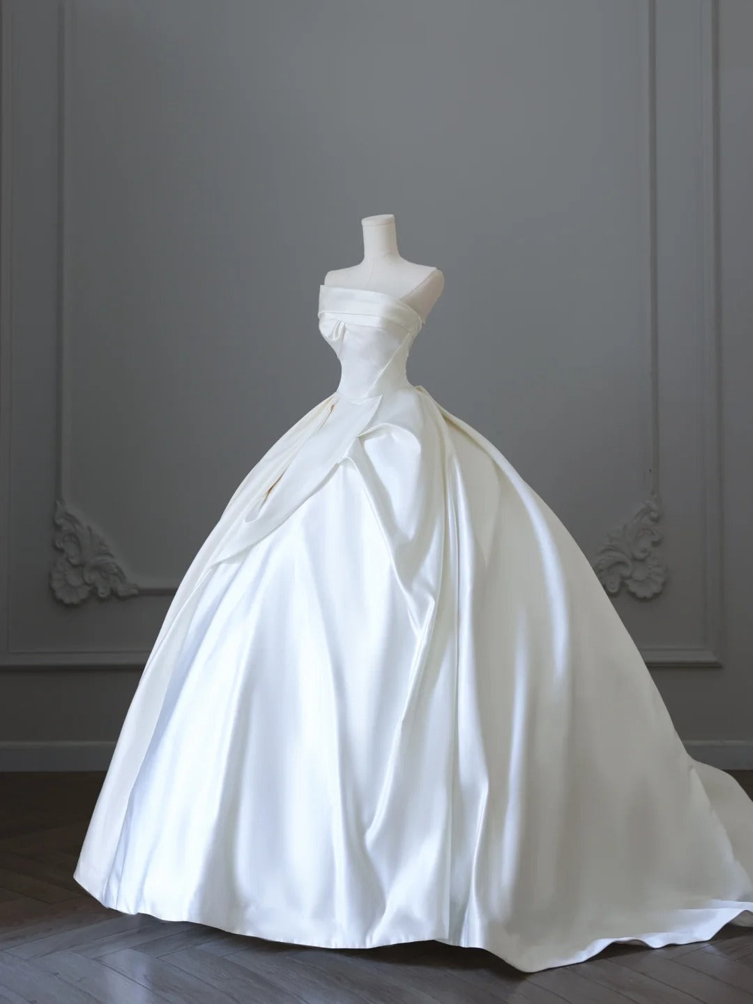 Simple and elegant strapless satin floor-length wedding dress P2500