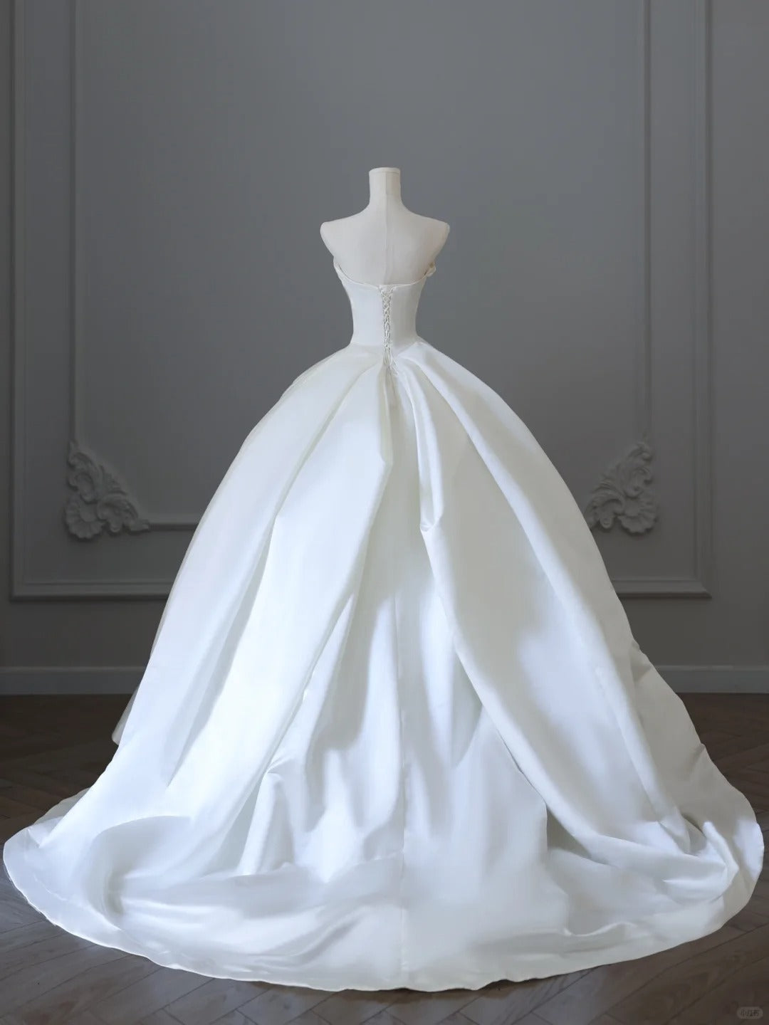 Simple and elegant strapless satin floor-length wedding dress P2500