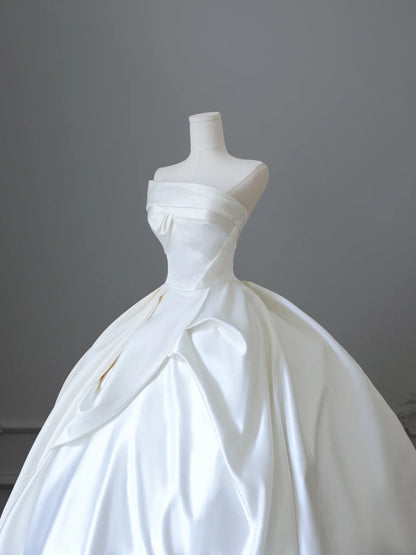 Simple and elegant strapless satin floor-length wedding dress P2500