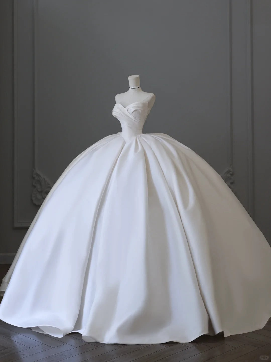 Clean white flowing V-neck satin lace wedding dress P2502