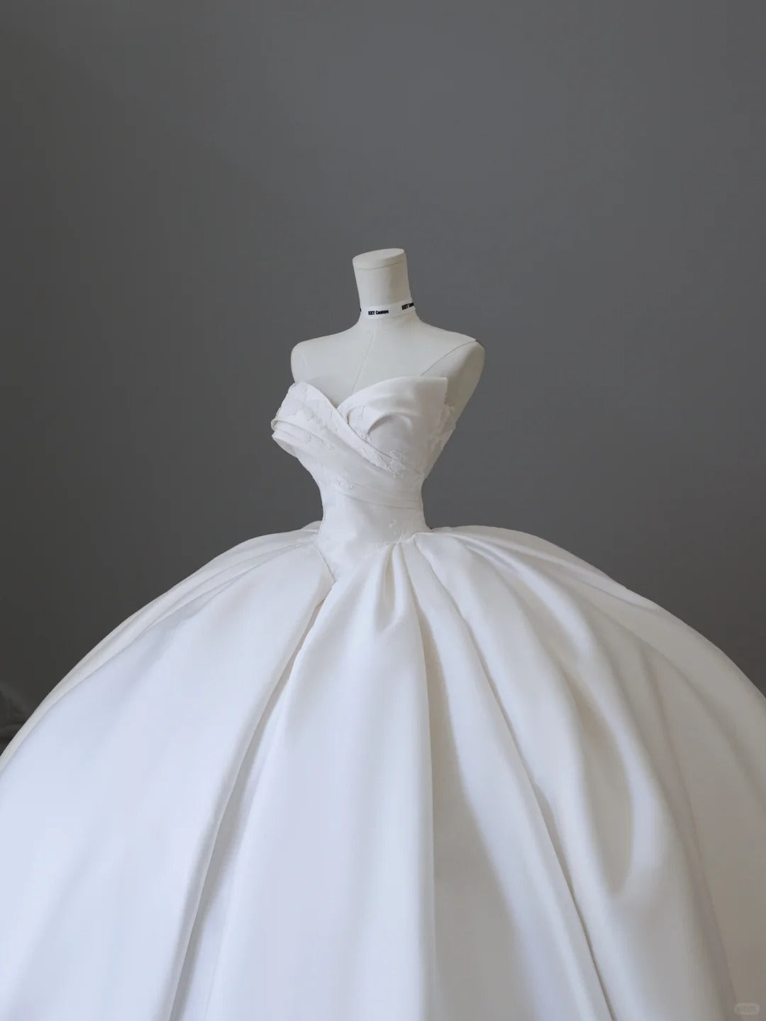 Clean white flowing V-neck satin lace wedding dress P2502