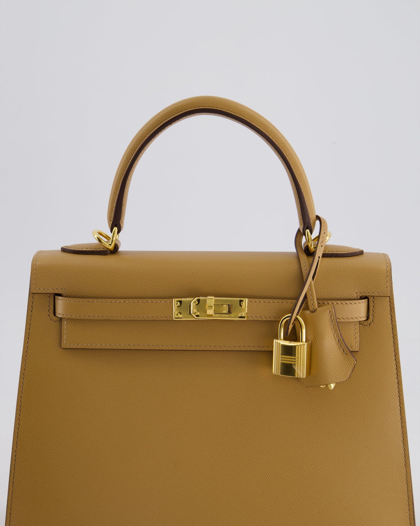 *RARE* Hermès Verso Kelly Sellier 25cm Bag in Biscuit Madame Leather, Blanc Interior with Gold Hardware