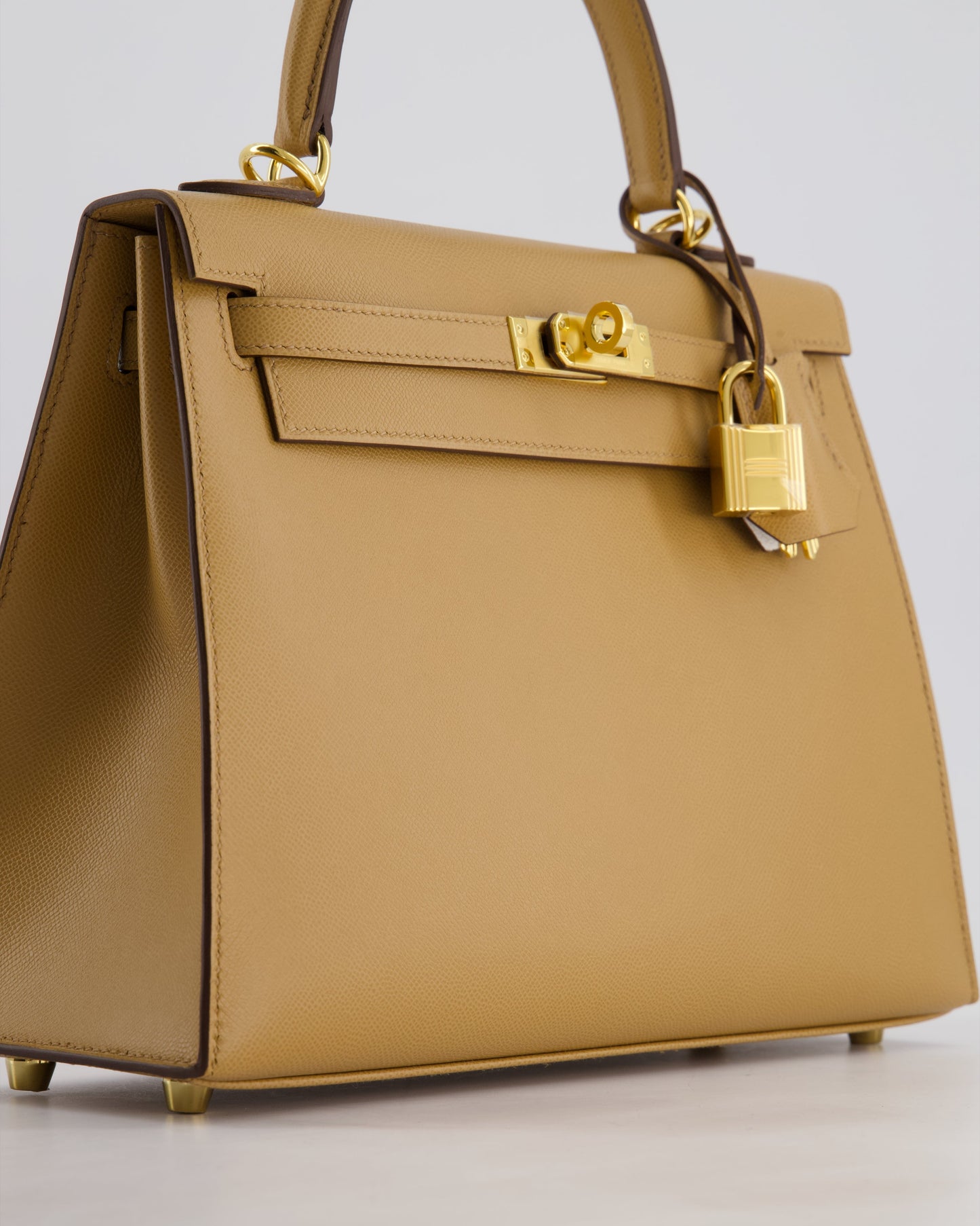 *RARE* Hermès Verso Kelly Sellier 25cm Bag in Biscuit Madame Leather, Blanc Interior with Gold Hardware