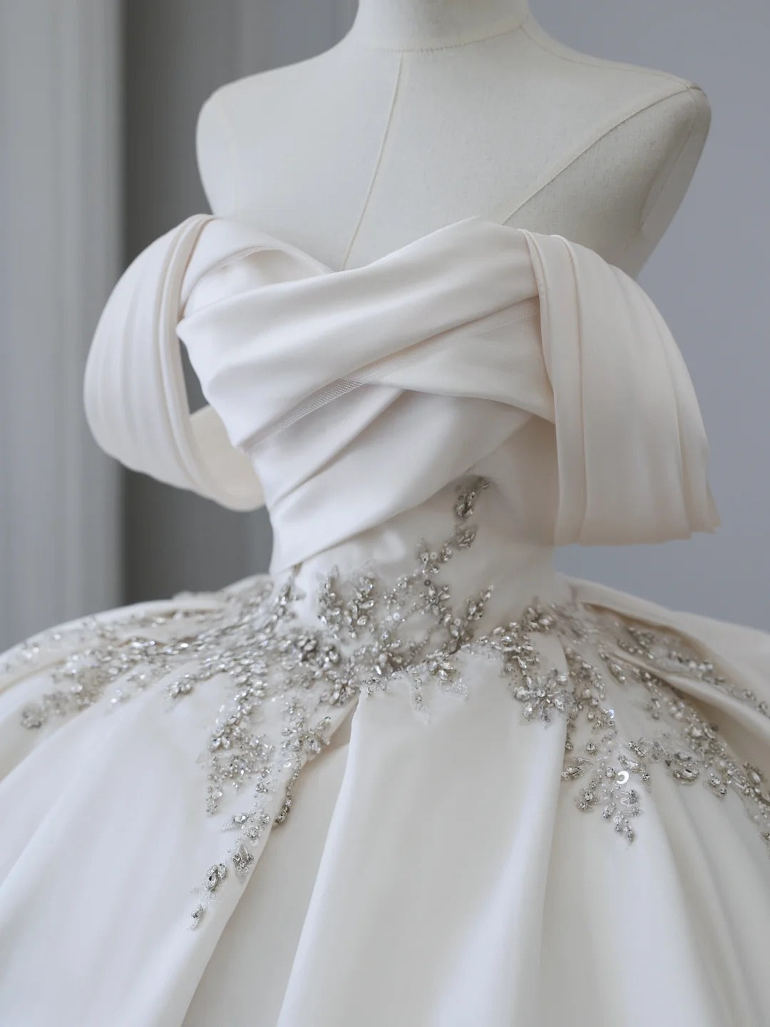 Exquisite white hand-embroidered luxurious off-the-shoulder satin wedding dress P2506