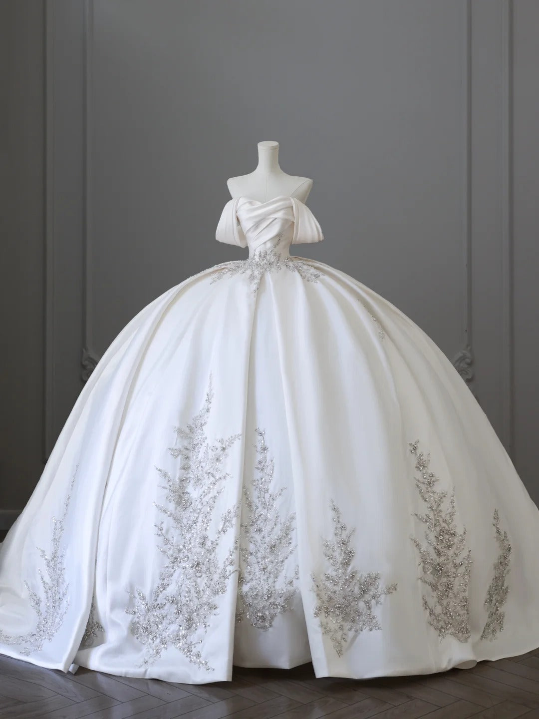 Exquisite white hand-embroidered luxurious off-the-shoulder satin wedding dress P2506