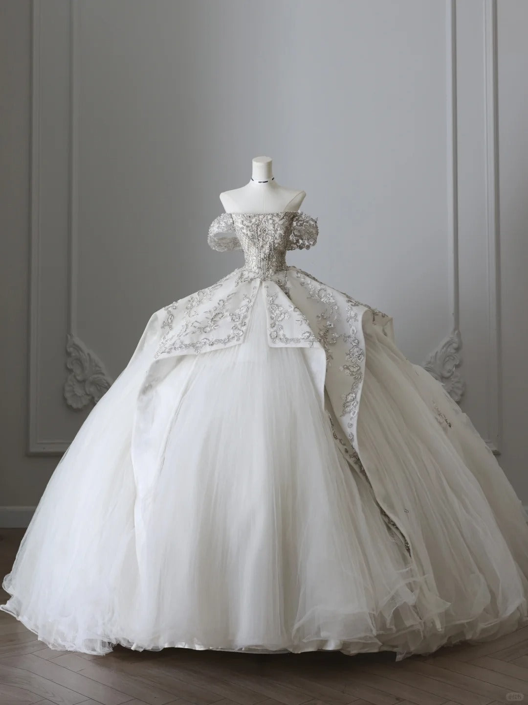 Dreamy Tulle Off-the-shoulder Beaded Luxury Floor-length Wedding Dress P2513