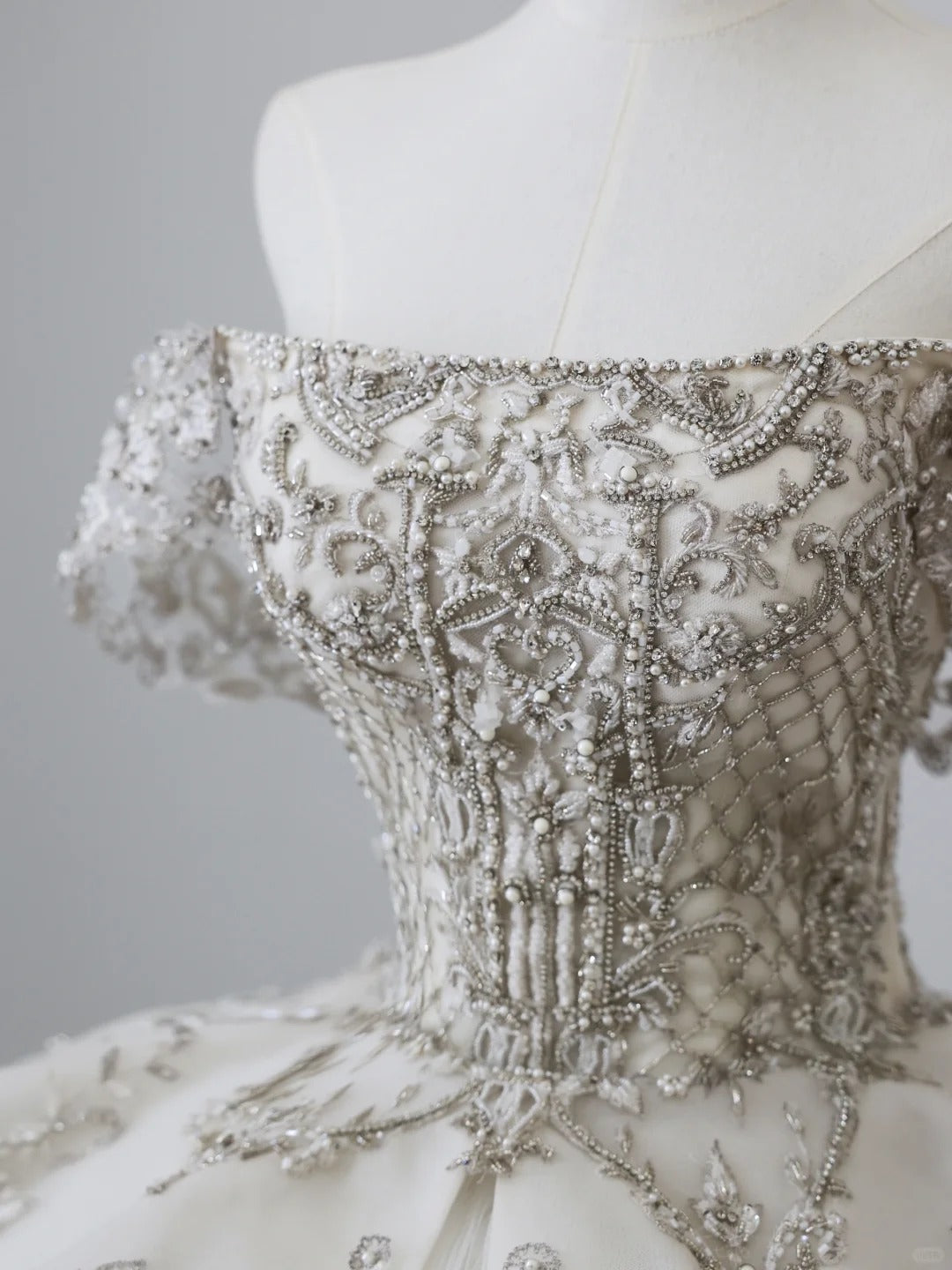 Dreamy Tulle Off-the-shoulder Beaded Luxury Floor-length Wedding Dress P2513