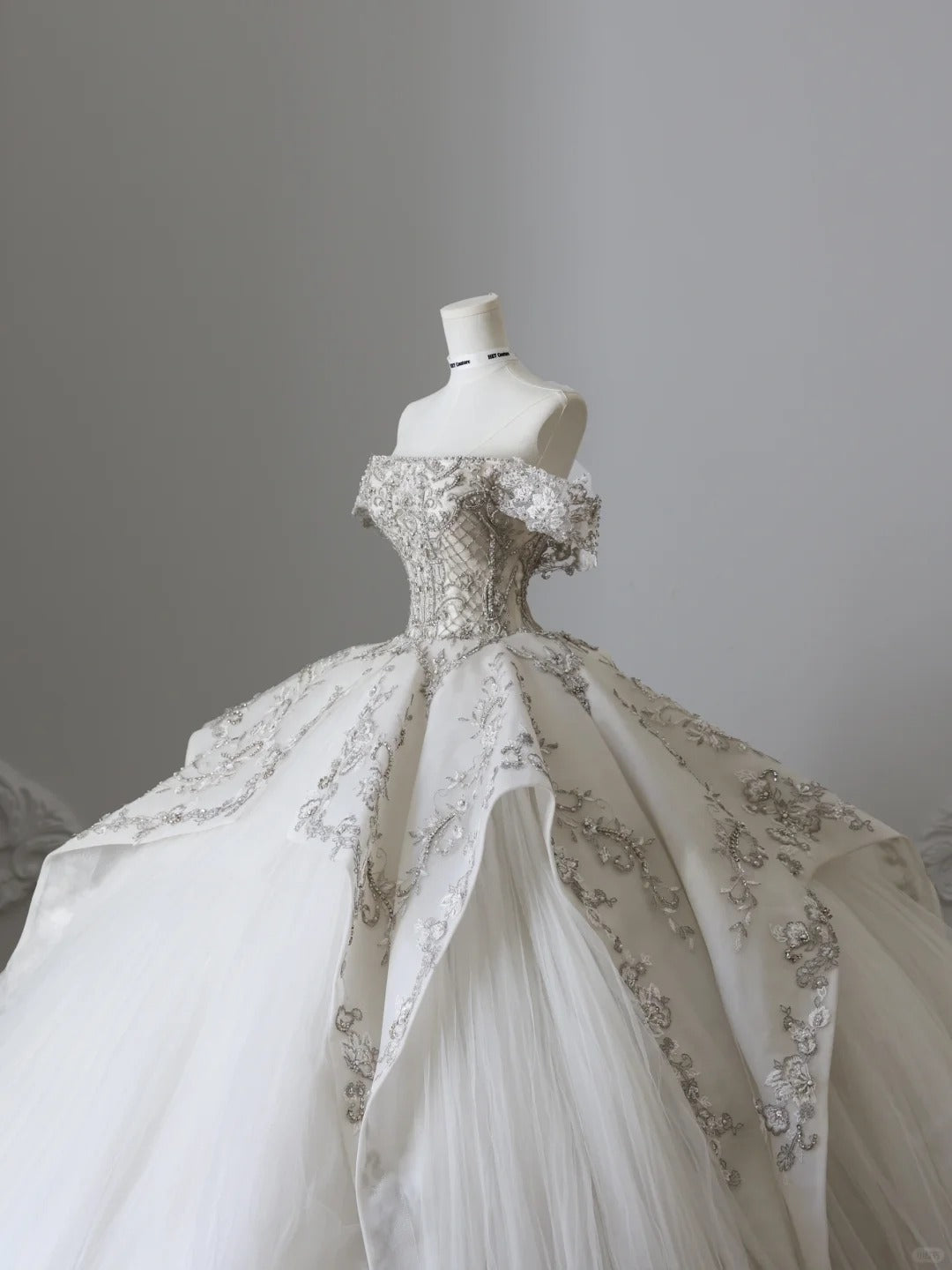 Dreamy Tulle Off-the-shoulder Beaded Luxury Floor-length Wedding Dress P2513