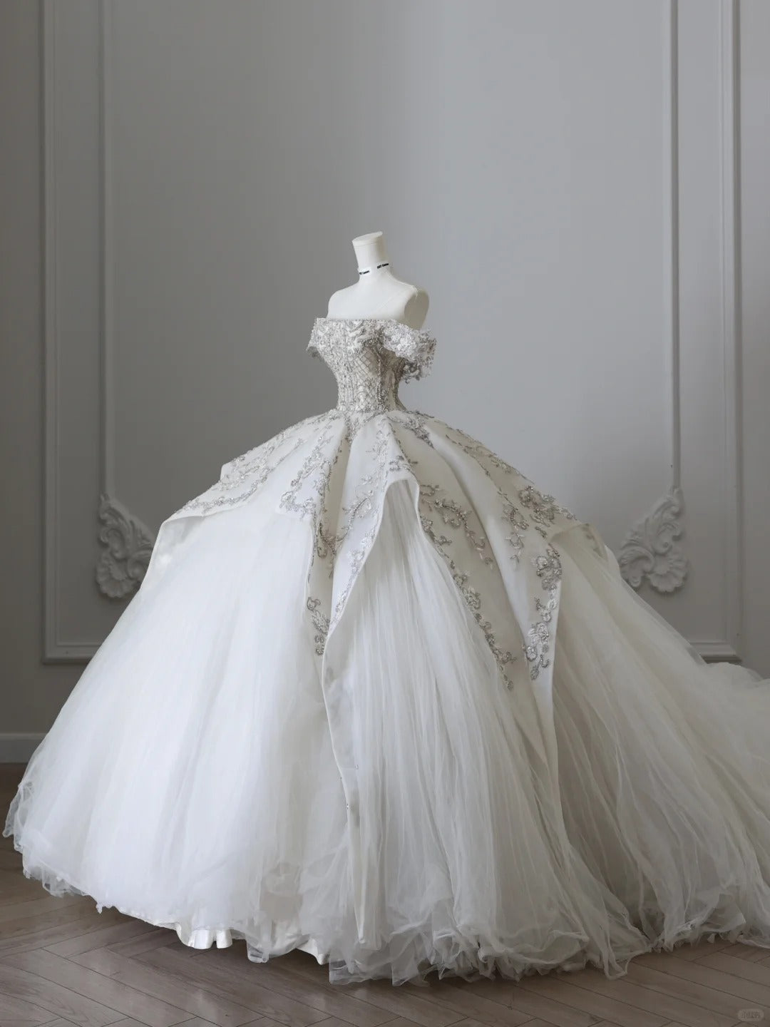 Dreamy Tulle Off-the-shoulder Beaded Luxury Floor-length Wedding Dress P2513