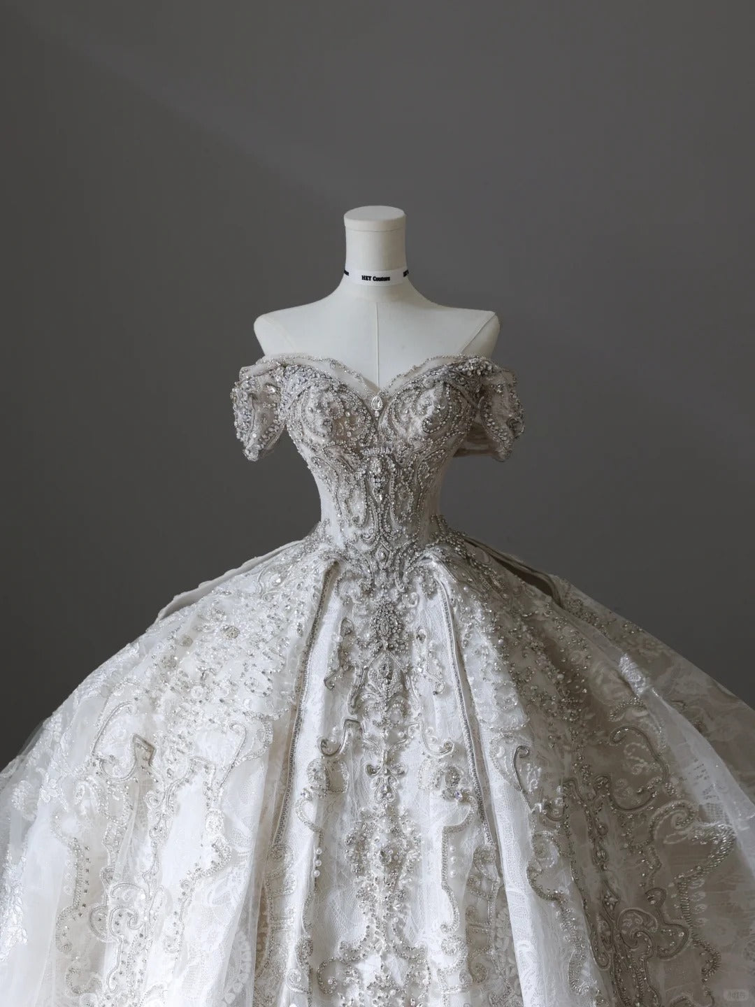 Vintage White Off-the-shoulder Sweetheart Neckline Luxury Lace Princess Floor-length Wedding Dress P2516