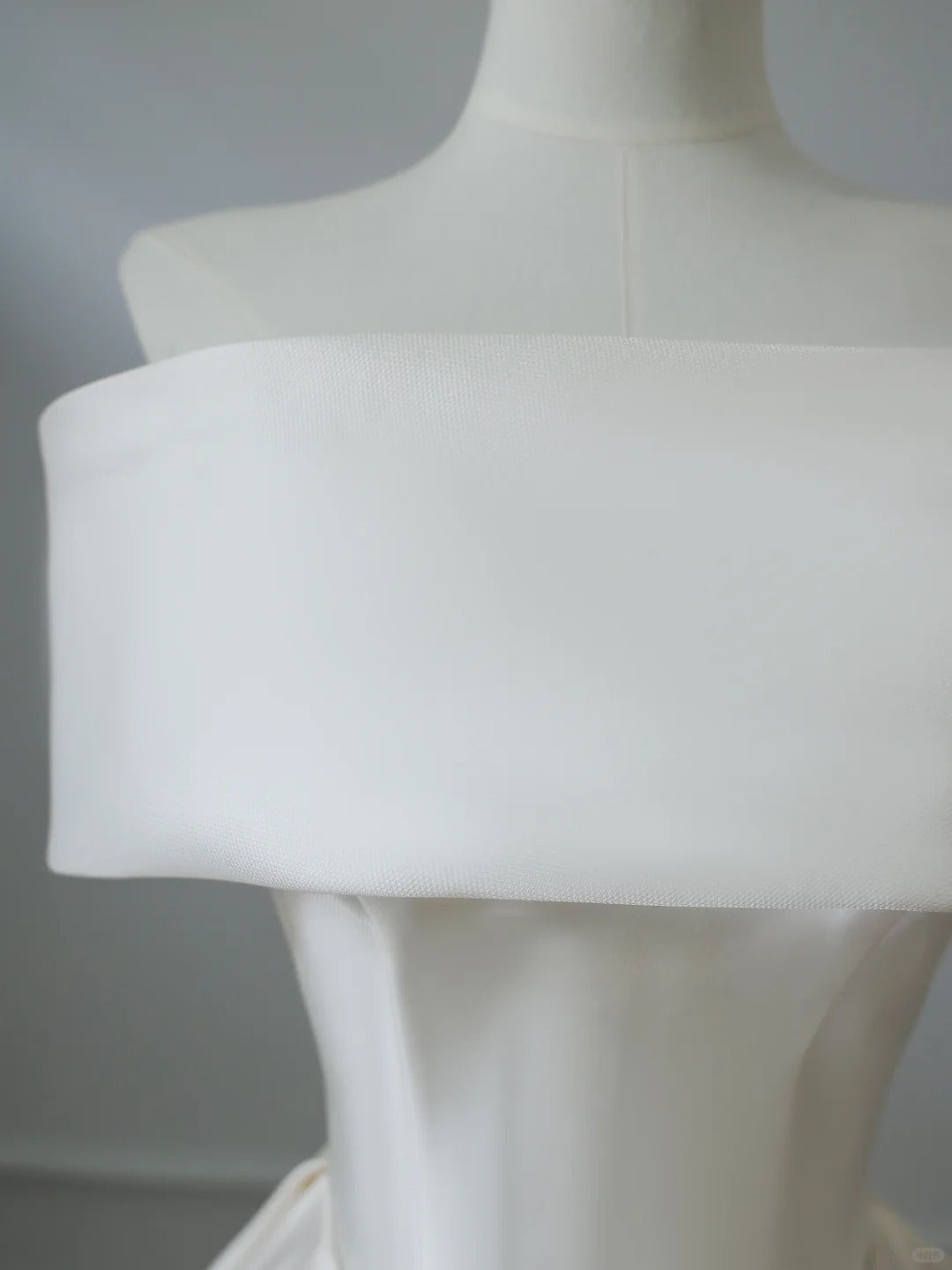 Elegant white simple one-shoulder satin bow applique floor-length wedding dress P2525