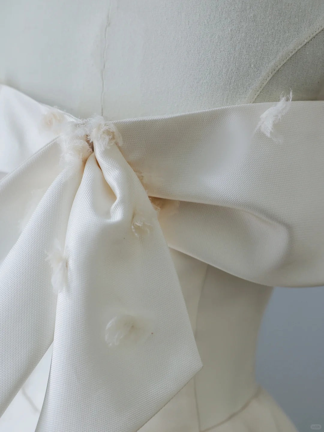 Elegant white simple one-shoulder satin bow applique floor-length wedding dress P2525