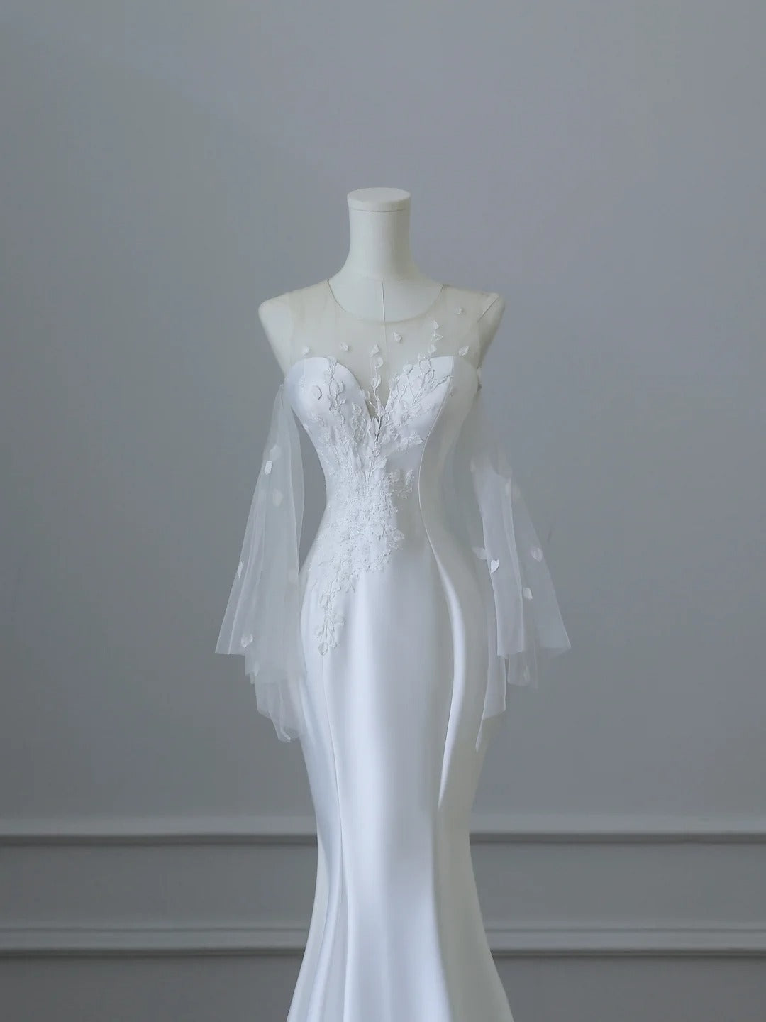 Elegant White Round Neck Lace Sleeveless Mermaid Satin Wedding Dress P2529