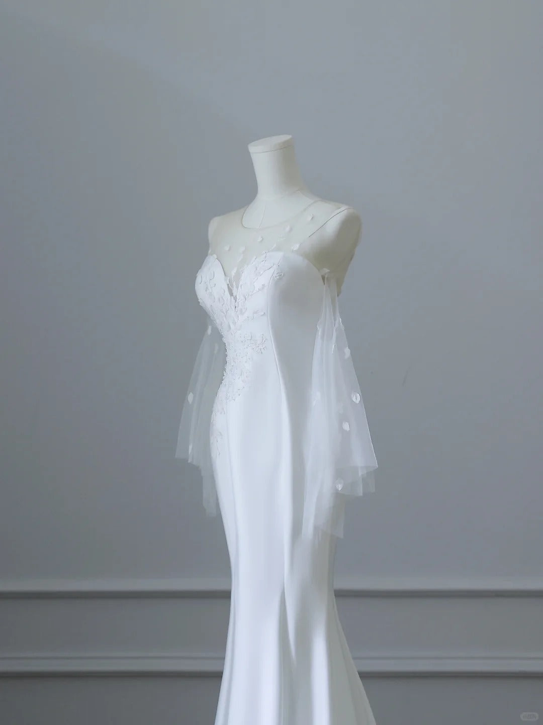 Elegant White Round Neck Lace Sleeveless Mermaid Satin Wedding Dress P2529