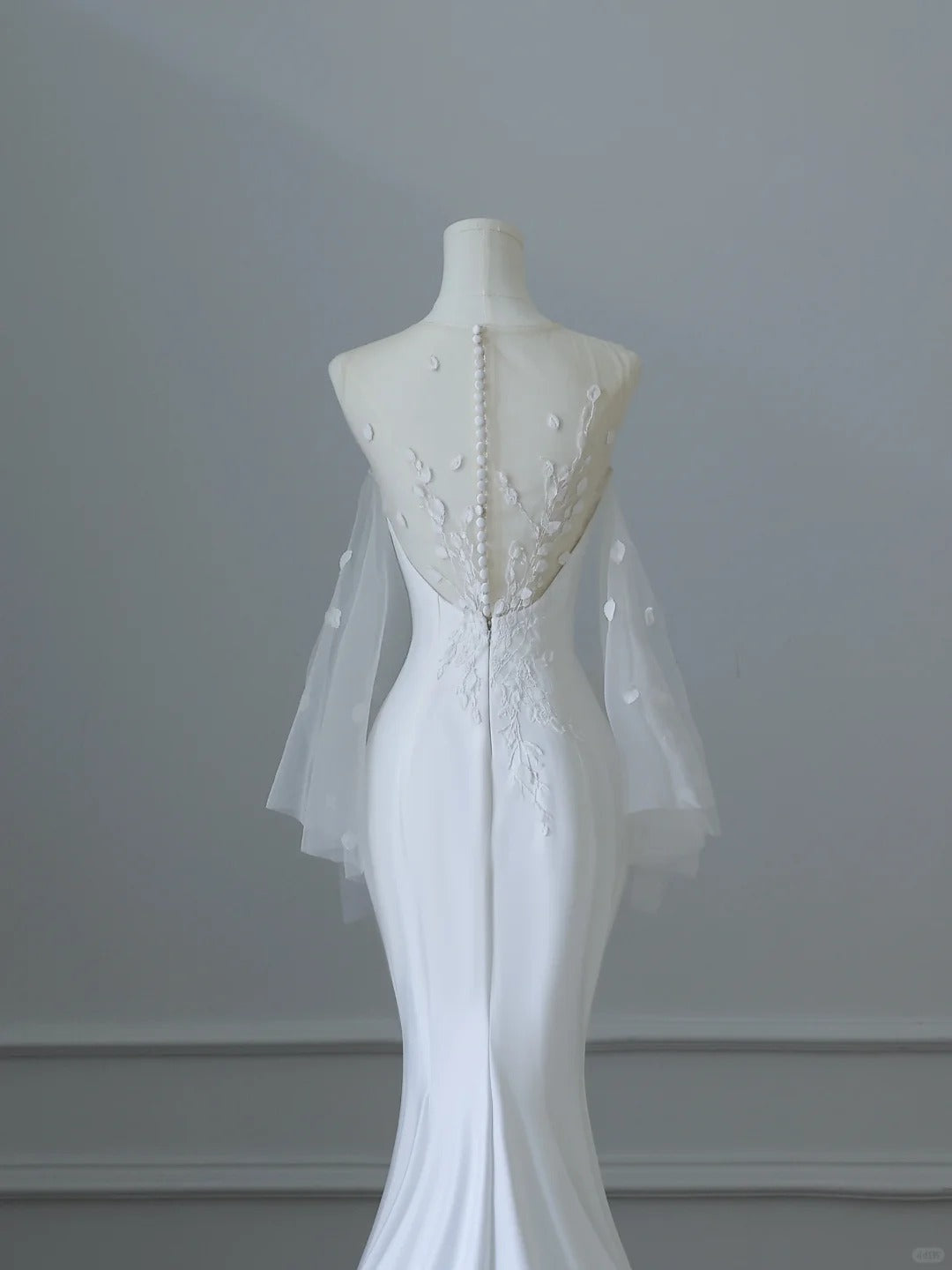 Elegant White Round Neck Lace Sleeveless Mermaid Satin Wedding Dress P2529