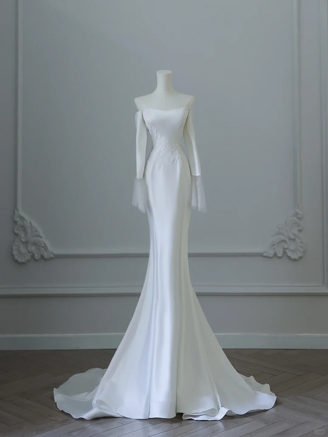 Elegant White Round Neck Lace Sleeveless Mermaid Satin Wedding Dress P2530