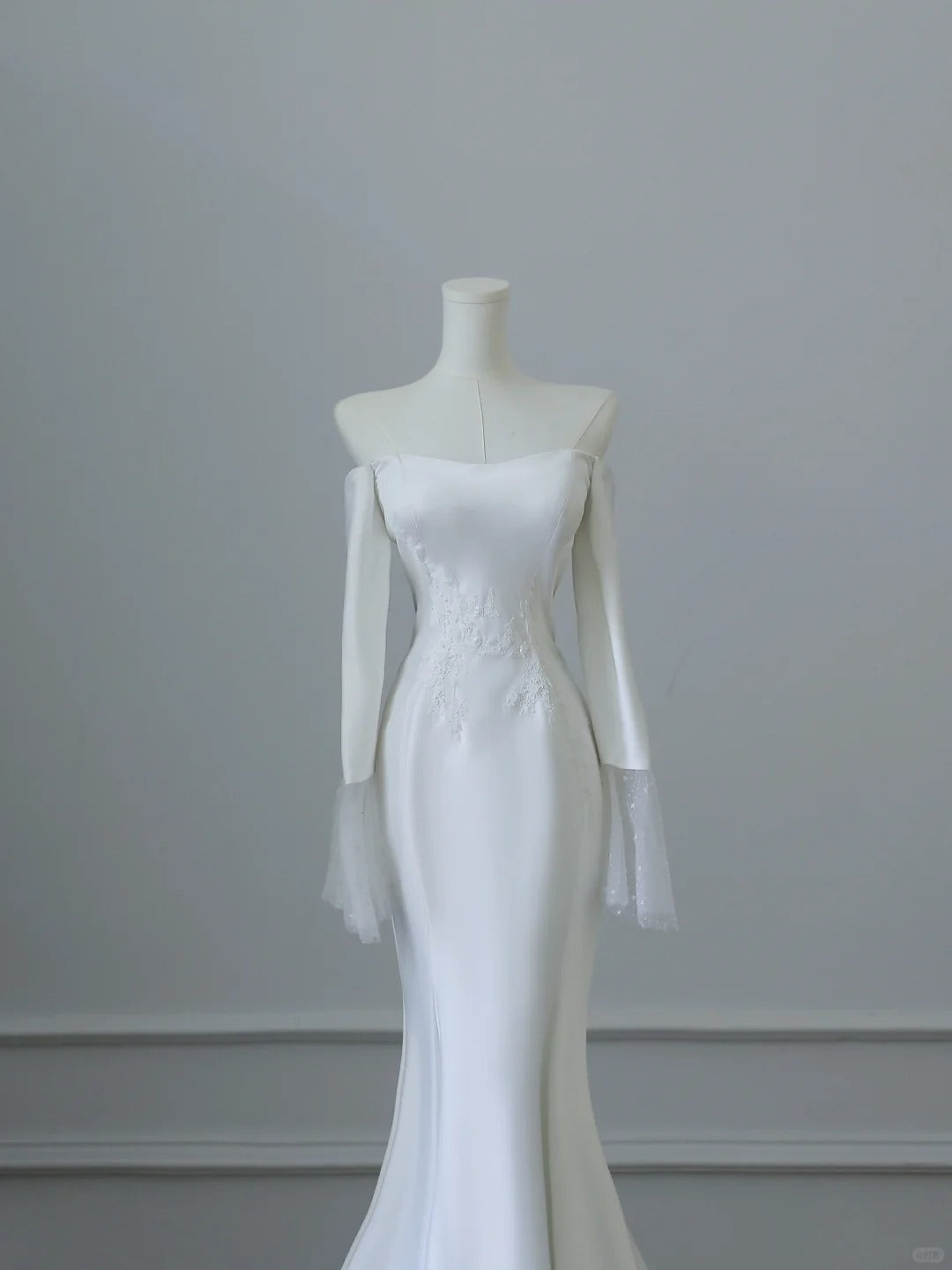 Elegant White Round Neck Lace Sleeveless Mermaid Satin Wedding Dress P2530