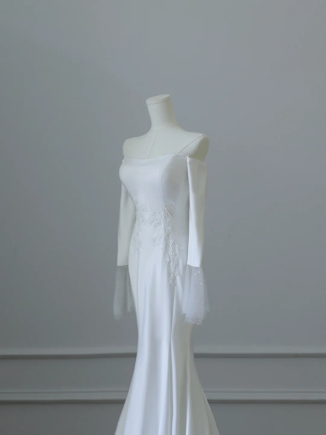 Elegant White Round Neck Lace Sleeveless Mermaid Satin Wedding Dress P2530