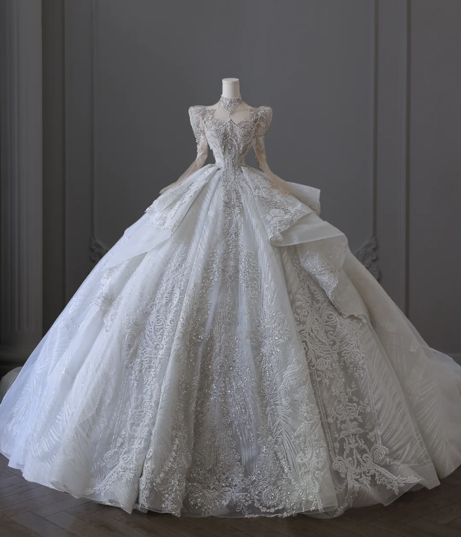 Luxurious French Retro Long Sleeve Beaded Floor-Length Princess Wedding Dress P2554