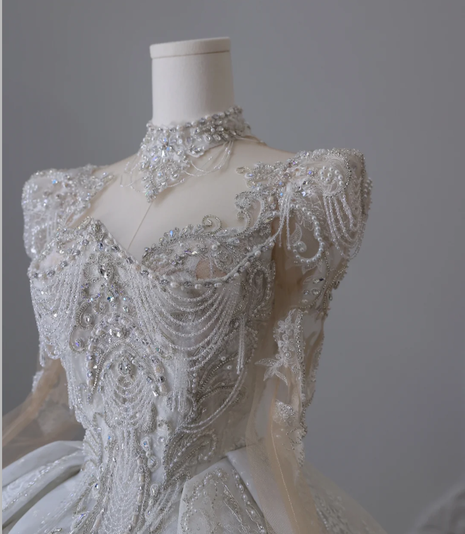 Luxurious French Retro Long Sleeve Beaded Floor-Length Princess Wedding Dress P2554