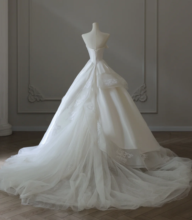 Simple and gentle tube top tulle A-line wedding dress with train P2559