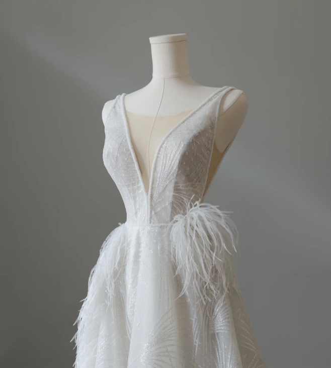 Elegant Round Neck Sleeveless Tulle A-Line Wedding Dress P2561