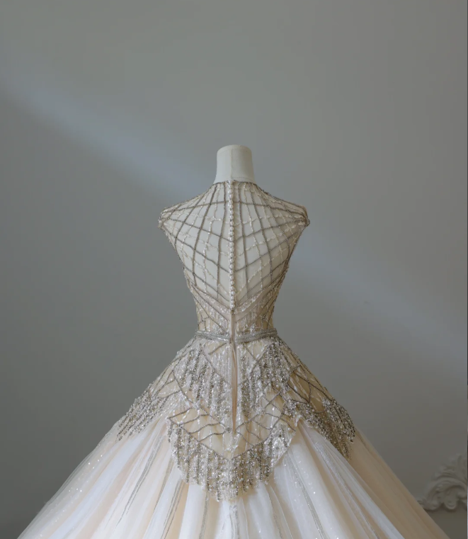 Luxurious Champagne Sleeveless Beaded Rhinestone A-Line Floor-Length Tulle Wedding Dress P2576