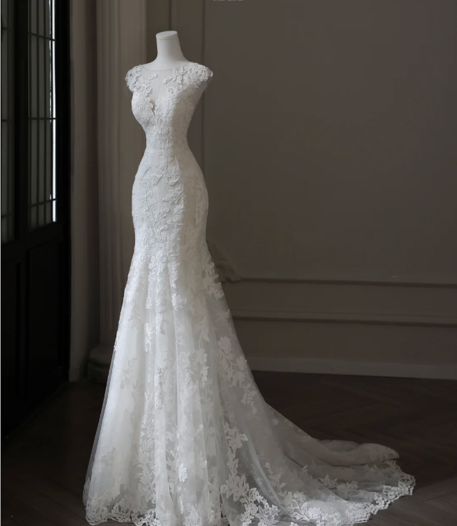 Elegant White Lace Round Neck Sleeveless Tulle Mermaid Wedding Dress P2590