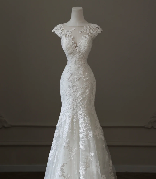 Elegant White Lace Round Neck Sleeveless Tulle Mermaid Wedding Dress P2590