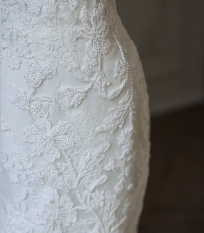 Elegant White Lace Round Neck Sleeveless Tulle Mermaid Wedding Dress P2590