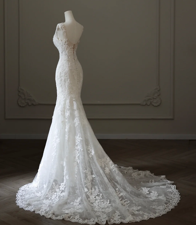 Elegant White Lace Round Neck Sleeveless Tulle Mermaid Wedding Dress P2590